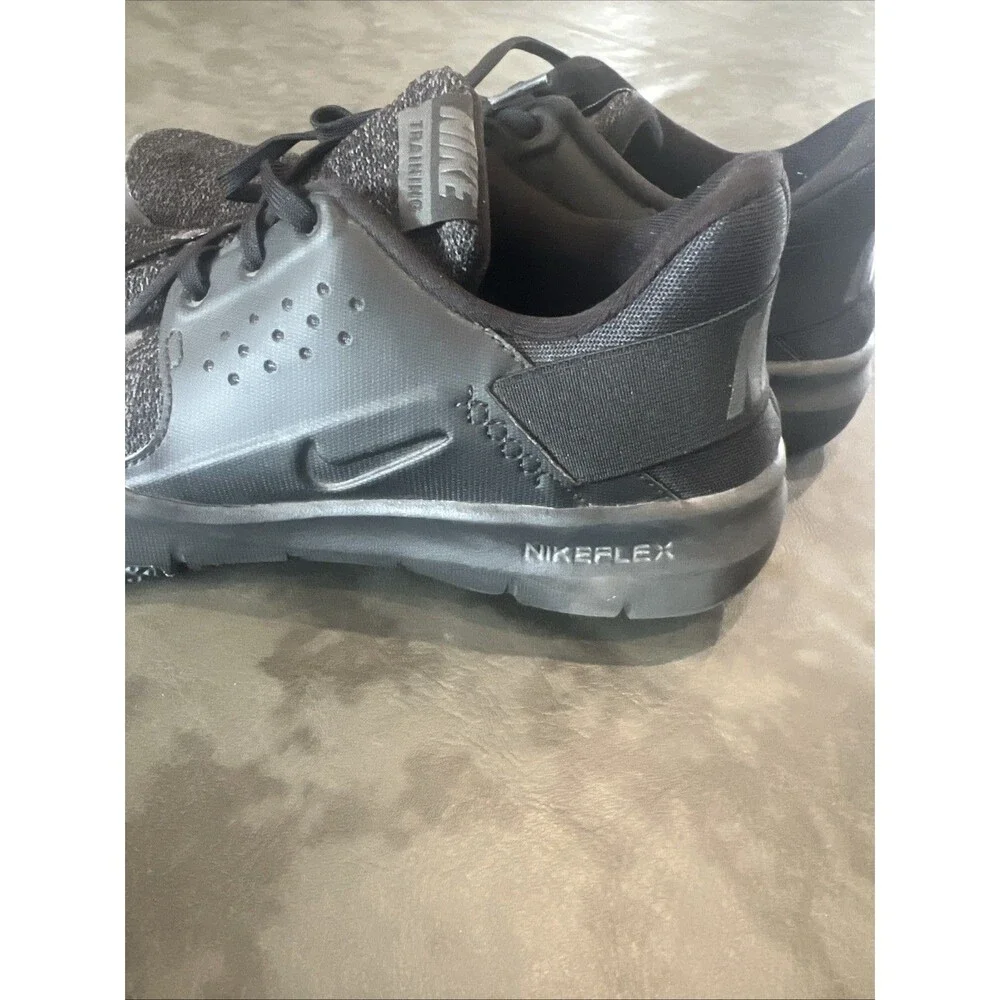 Nike ladies athletic sneakers black Sz 9
